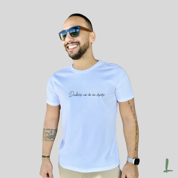 Camiseta Premium Letters - Dinheiro não dá em árvore