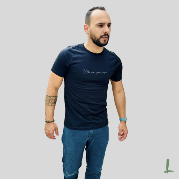 Camiseta Premium Letters - Velho não, semi novo