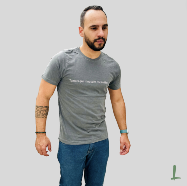 Camiseta Premium Letters - Tomara que ninguém me irrite - Image 3