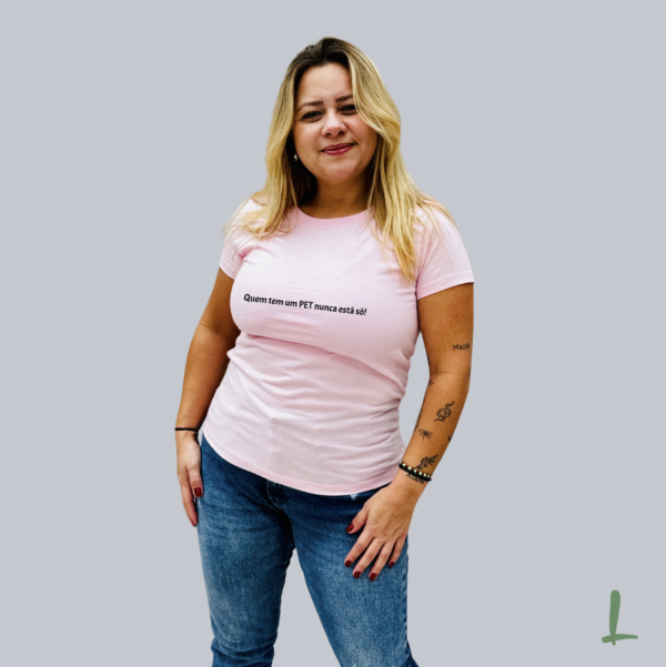 T-Shirt Premium Letters - Quem tem PET nunca está só - Image 4