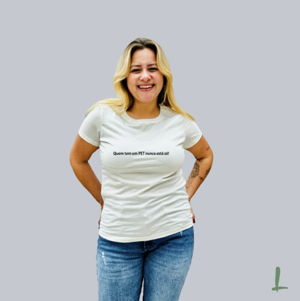 T-Shirt Premium Letters - Quem tem PET nunca está só